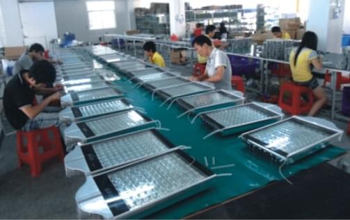 華可太陽(yáng)能路燈車(chē)間一角