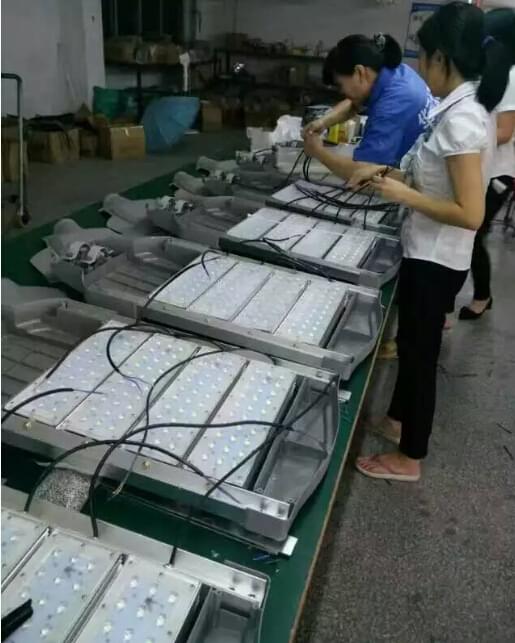 華可太陽(yáng)能團隊趕貨中