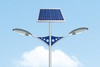 太陽(yáng)能路燈對戰傳統路燈