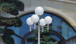 庭院燈蓄電池安裝 讓太陽(yáng)能庭院燈廠(chǎng)家華可路燈告訴你