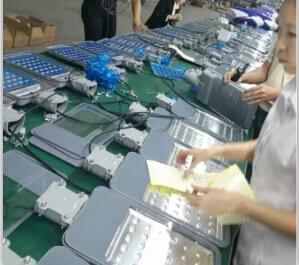 華可太陽(yáng)能路燈車(chē)間為客戶(hù)加班趕貨中！