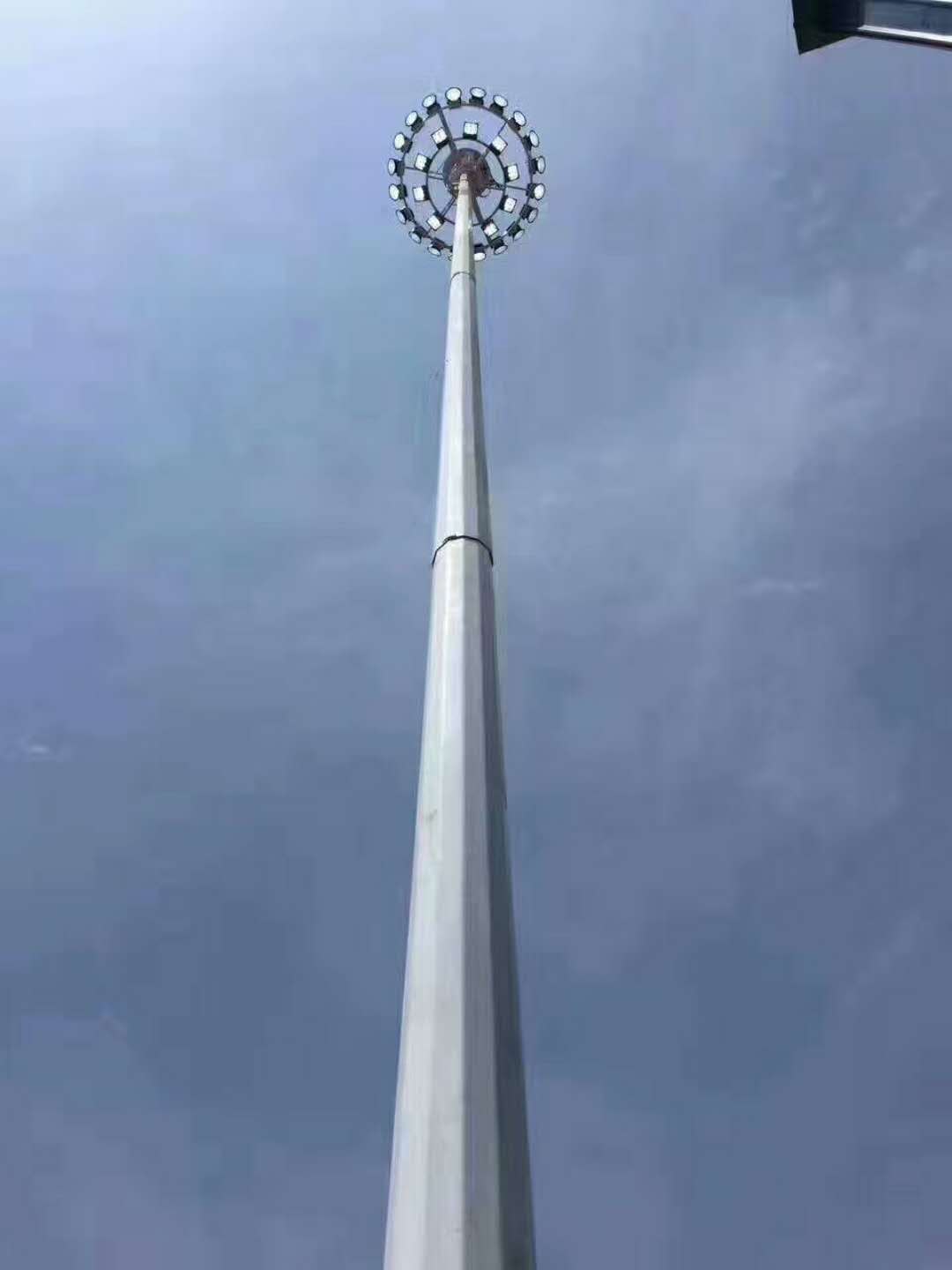 湖南邵陽(yáng)25米升降式led高桿燈安裝中！